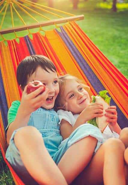 Kinder in einer Hängematte auf dem Campingplatz Corse