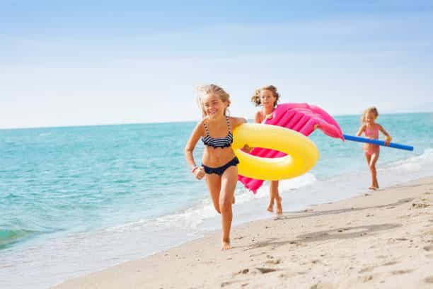 Kinder amüsieren sich am Strand auf Korsika