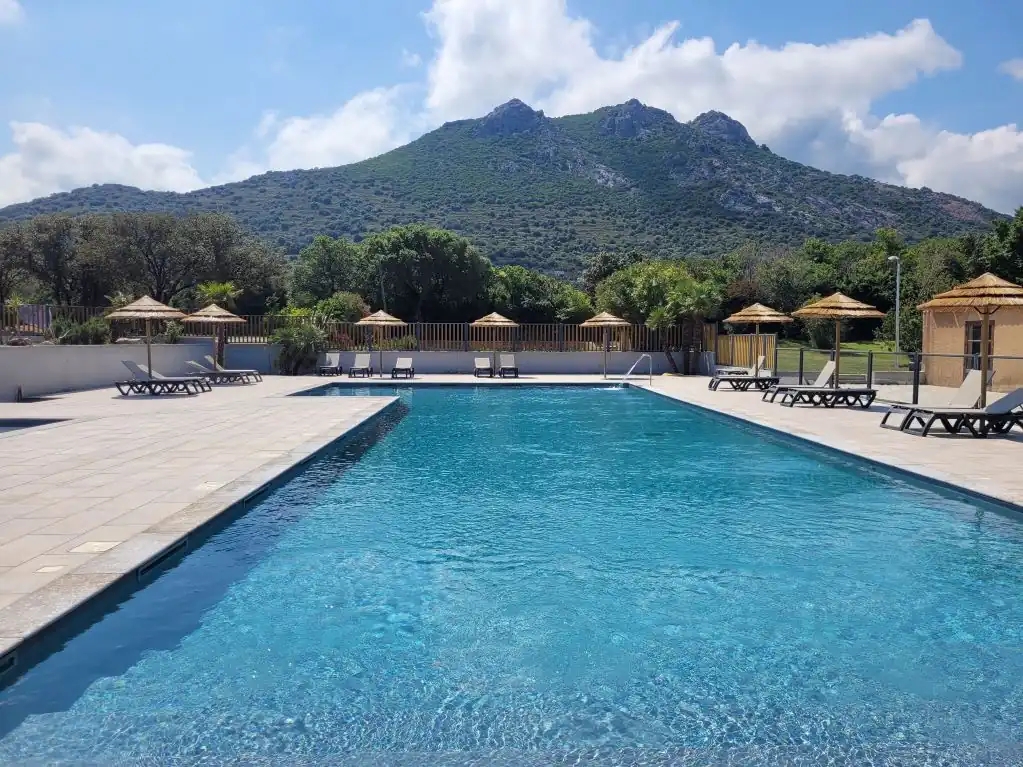 Pool des Campingplatzes La'Bel Balagne auf Korsika