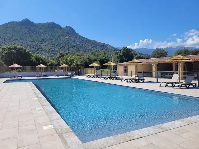 großes Becken am Pool des Campingplatzes auf Korsika