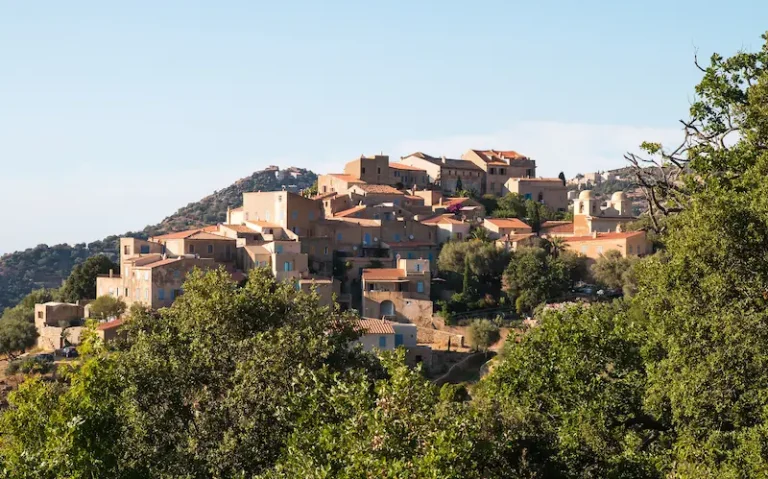 Le charmant village de Pigna près du camping