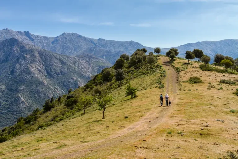 Randonneurs sur les hauteurs de Novella près du camping